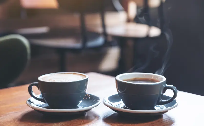 カフェテーブルに置かれたコーヒーカップ