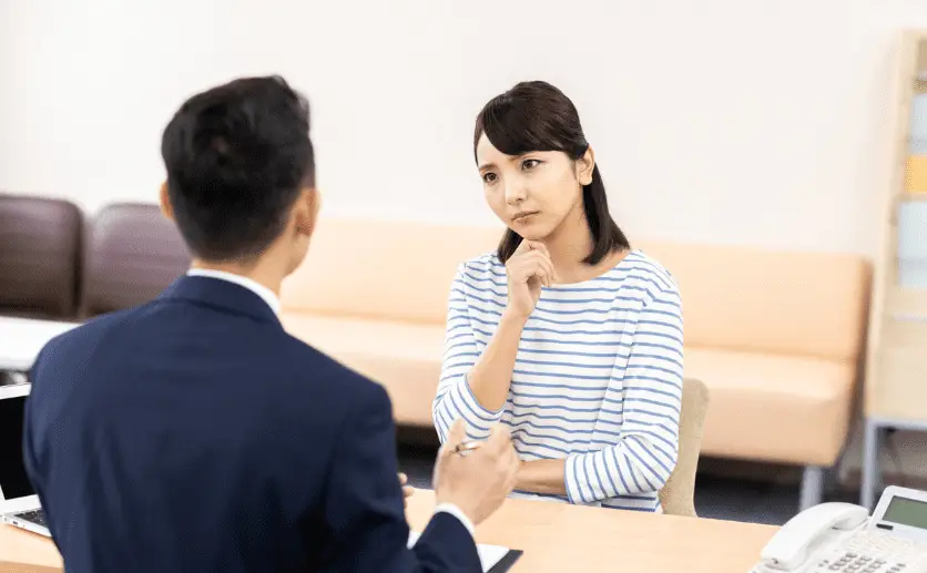 話をする男性と話を聞きながら悩む女性