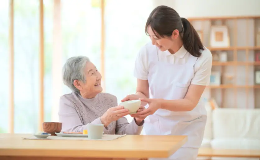 食事をする高齢者