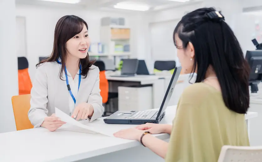 銀行の窓口で対応する女性