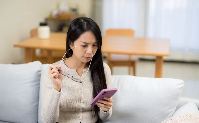 スマホを見る若い女性