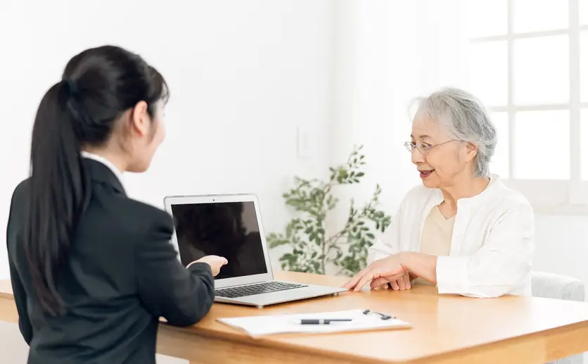 相続の相談をするシニア女性