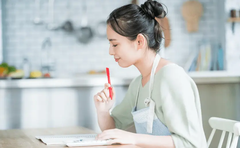 電卓を操作する女性