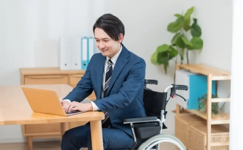 車いすで仕事をする30代の男性