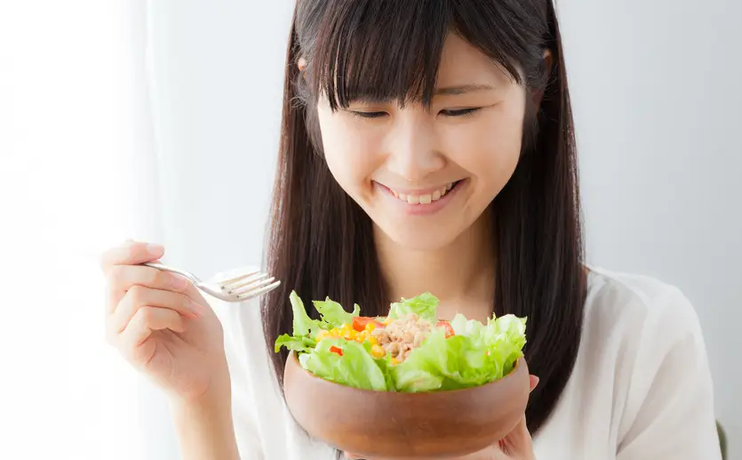 サラダを食べる女性