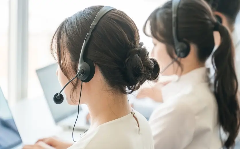 コールセンターで電話を受ける人