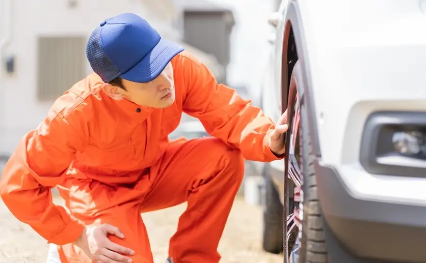 車をチェックするロードサービスの男性